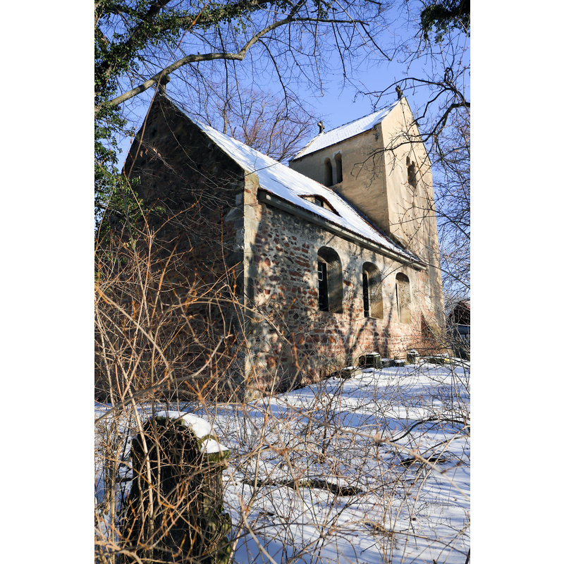 Source caption: " Sylbitz ist ein Dorf in der Gemeinde Petersberg in Sachsen-Anhalt." [NB: a 'Chorturmkirche', the tower at the east end]