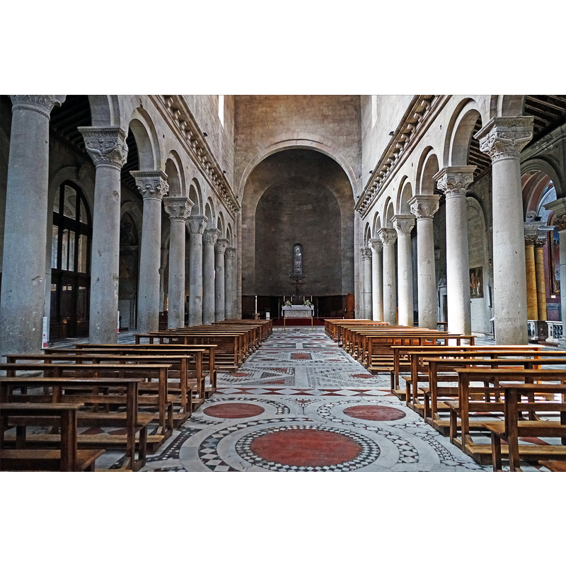 Source caption: "La nef romane de la cathédrale San Lorenzo. La façade de la cathédrale a été totalement reconstruite au XVIe siècle. Après la dernière guerre mondiale (l'église avait été dévastée par une bombe), l’abside a été restaurée dans le style roman d'origine. "