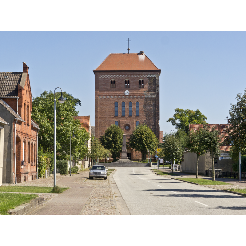 Source caption: "Stadtkirche St.Laurentius in Sandau an der Elbe [von Westen], rekonstruierter Turm."