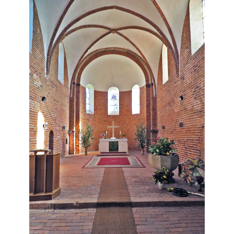 Source caption: "Die Pfarrkirche St. Laurentius und St. Nikolaus in Sandau (Elbe). Blick zum Altar" -- showing the old font in the foreground, right [south] side