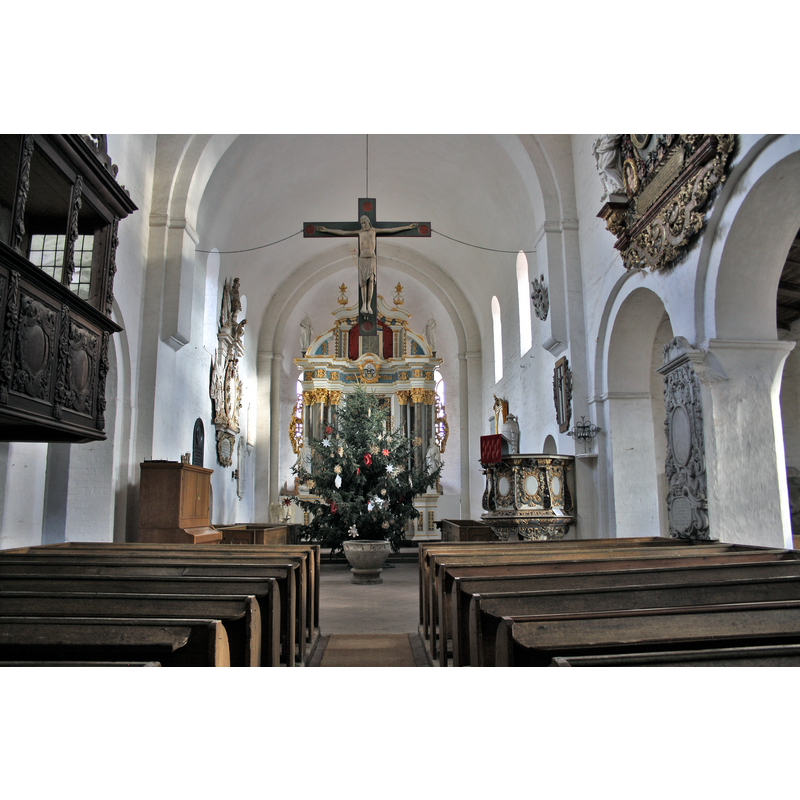 Source caption: "Dorfkirche Schönhausen (Elbe) innen" -- showing the medieval font at the east end of the nave