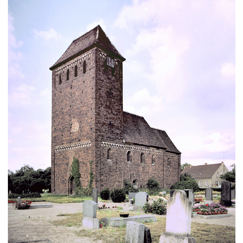 Source caption: "18.07.1986 3521 Melkow (Wust-Fischbeck): Dorfkirche Melkow (GMP: 52.532986,12.110109) um 1200 romanisch erbaut, gehörte zum Kloster Jerichow, bis 1726 König Friedrich Wilhelm I. das Patronatsrecht an Hans Heinrich von Katte und seine Nachkommen verlieh. Die Ausstattung der Kirche ging im Dreißigjährigen Krieg durch Plünderung verloren. 1953 wurde ein vermutlich aus einer aufgegebenen Kirche stammendes, romanisches Sandstein-Taufbecken (um 1200) aufgestellt. [R19860718D02.jpg]19860718650NR(c)Blobelt"