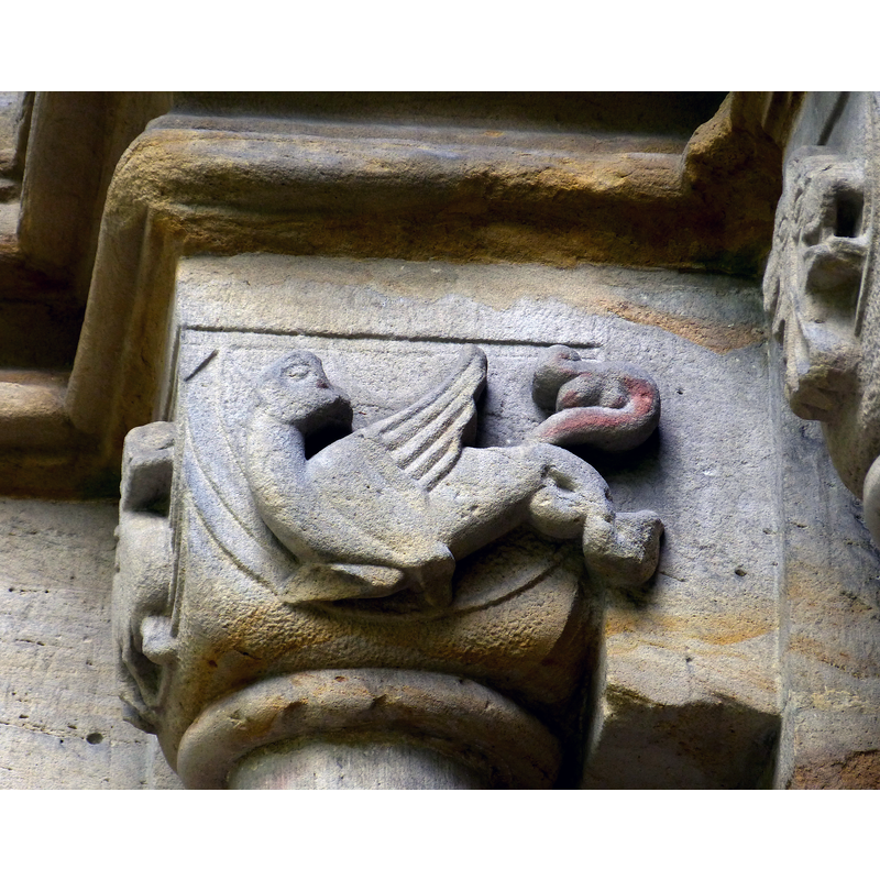 Source caption: "Kloster Paulinzella ( Thüringen ). Klosterkirche ( 12. Jhdt. ) - Westportal: Romanisches Kapitell mit Relief eines Greifen (?)"