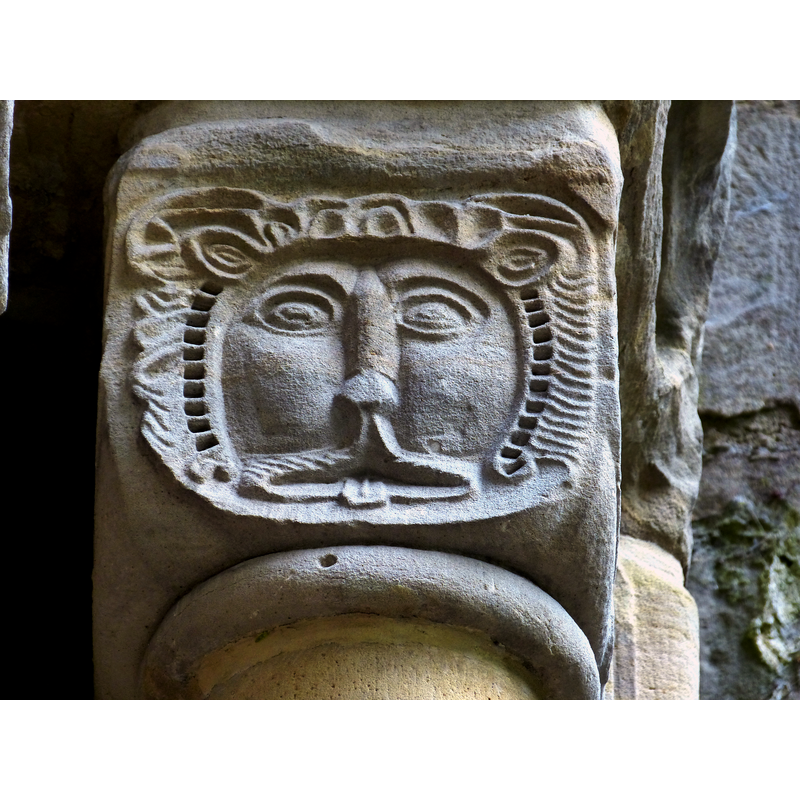 Source caption: "Kloster Paulinzella ( Thüringen ). Klosterkirche ( 12. Jhdt. ) - Westportal: Romanisches Kapitell mit Relief eines Löwenkopfs (?)"