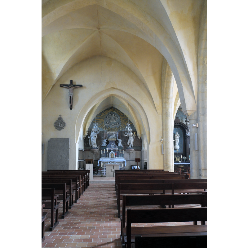 Source caption: "Katholische Kirche Saint-Germain-de-Paris in Magny-Village (Magny-les-Hameaux) im Département Yvelines in der Region Île-de-France/Frankreich, Innenraum"