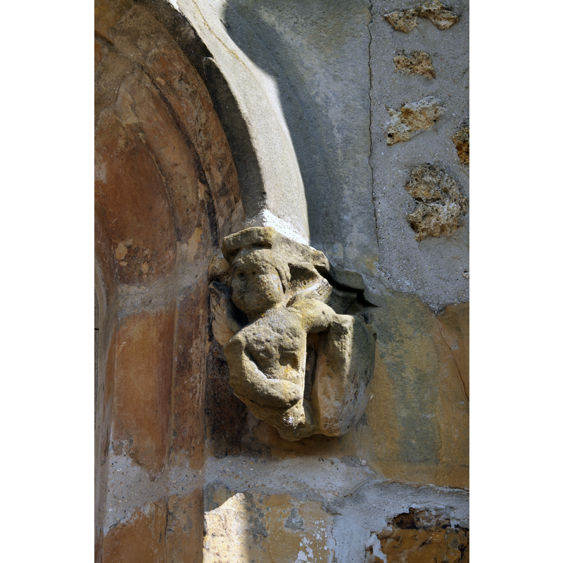 Source caption: "Katholische Kirche Saint-Germain-de-Paris in Magny-Village (Magny-les-Hameaux) im Département Yvelines in der Region Île-de-France/Frankreich, Konsole am Südportal"