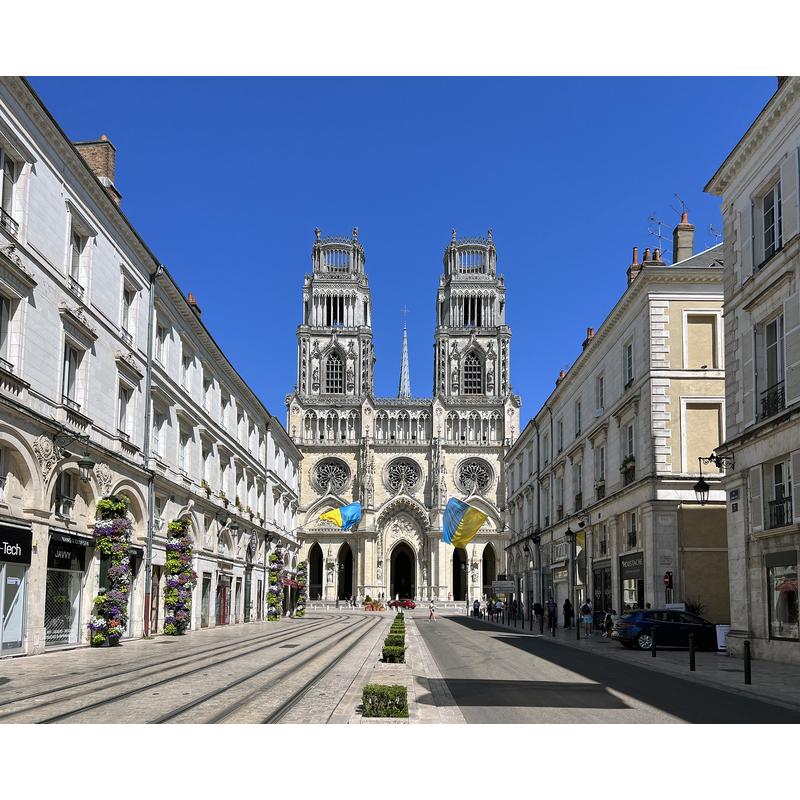 Source caption: "Cathédrale Sainte-Croix d'Orléans."