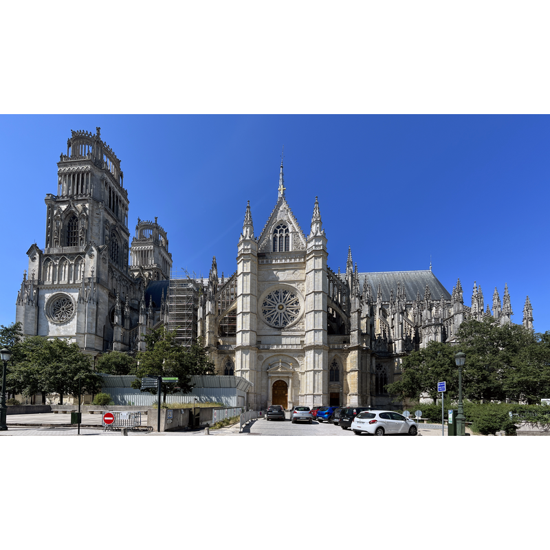 Source caption: "Cathédrale Sainte-Croix d'Orléans."