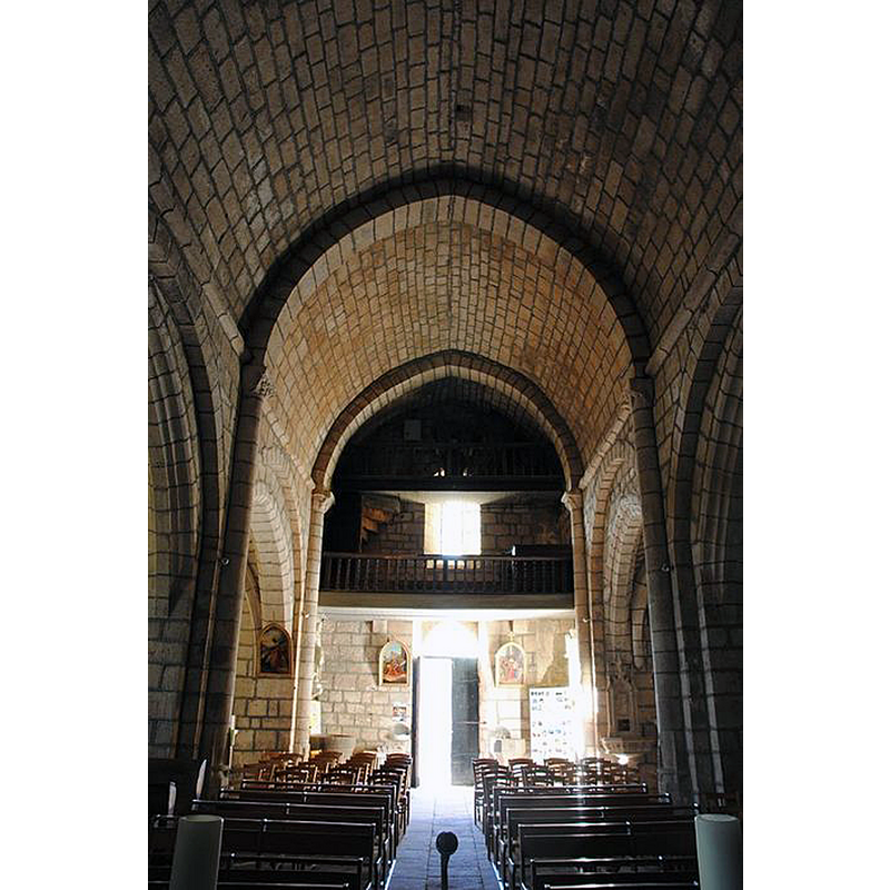 Source caption: "Eglise paroissiale : Nef, vue générale" -- the baptismal font is partially visible at the southwest corner, to the left of the entranceway