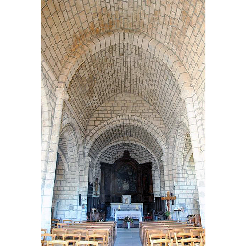 Source caption: "Eglise paroissiale : Nef, vue générale" -- the baptismal font is partially visible at the southwest corner, to the left of the entranceway