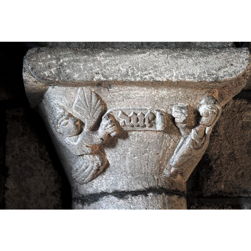 Source caption: "Eglise paroissiale : Nef, détail d'un chapiteau sculpté" -- Annunciation to Mary