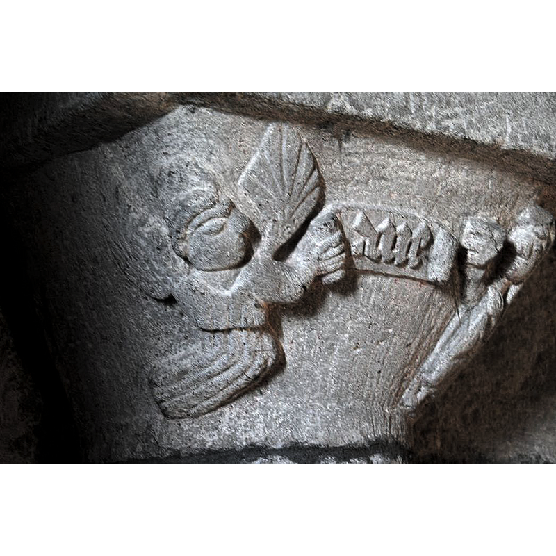 Source caption: "Eglise paroissiale : Nef, détail d'un chapiteau sculpté" -- Annunciation to Mary