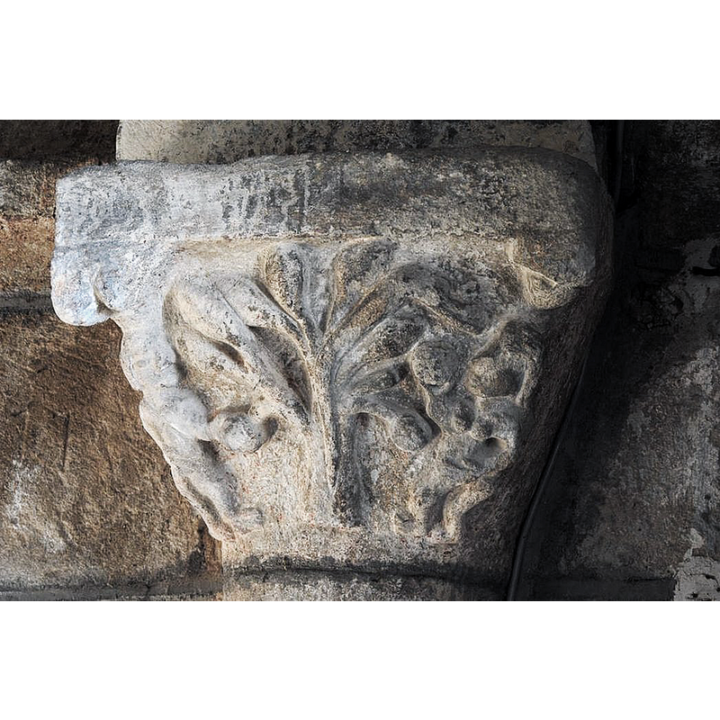 Source caption: "Eglise paroissiale : Nef, détail d'un chapiteau sculpté" -- Temptation and Fall; both Adam and Eve hold apples in their hands