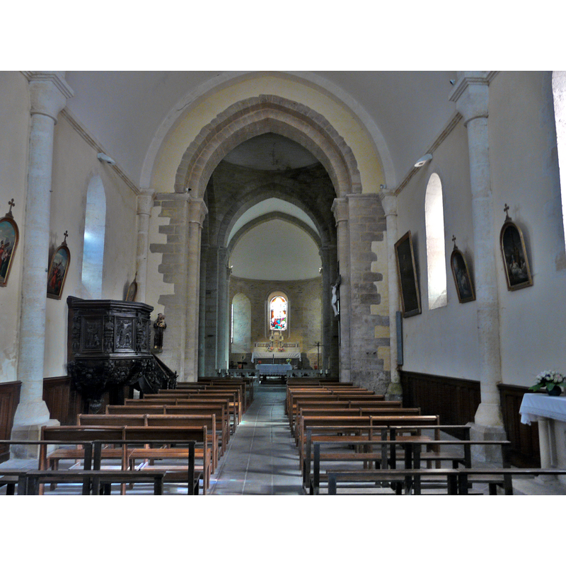 Source caption: "La nef et le chœur de l'église de la Transfiguration, Payzac, Dordogne, France"