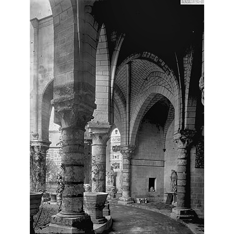 Source caption: "Ancienne église: vestiges du déambulatoire"