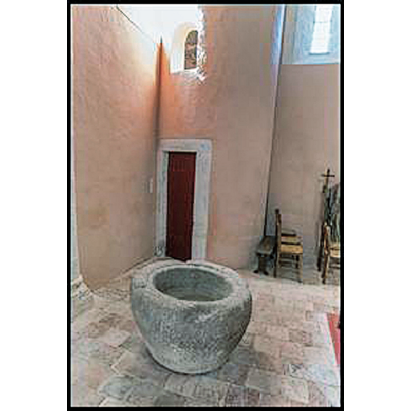 Source caption: "Ancienne chapelle castrale, la chapelle Sainte Anne remonte à l'époque romane."