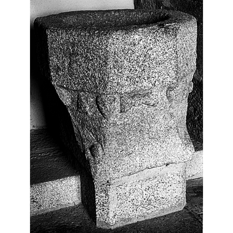 "Bénitier [...] Granite [...] Décor sculpté sur chaque face [...] 70 h ; 76 la ; 51 d ; 26 pr [...] Datation antérieure au 19e siècle ; le bénitier semble déplacé." [cf. FontNotes]