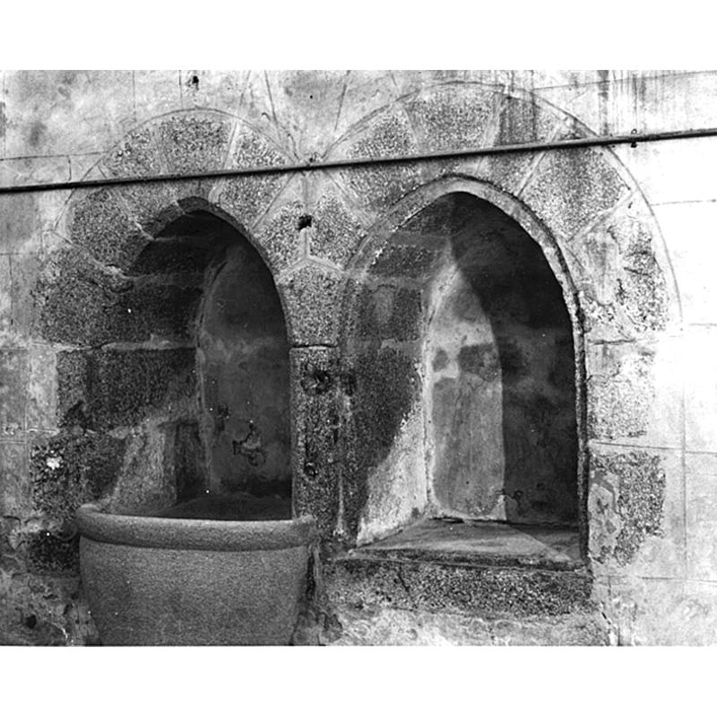 Source caption: "2 niches-crédences [...] Niches armoires dans le choeur."