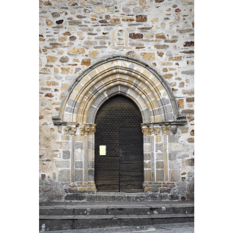 Source caption: "Katholische Pfarrkirche de la Décollation-de-Saint-Jean-Baptiste (Enthauptung Johannes des Täufers) in Neuvic-Entier im Département Haute-Vienne (Nouvelle-Aquitaine/Frankreich), Portal"