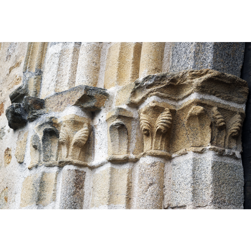 Source caption: "Katholische Pfarrkirche de la Décollation-de-Saint-Jean-Baptiste (Enthauptung Johannes des Täufers) in Neuvic-Entier im Département Haute-Vienne (Nouvelle-Aquitaine/Frankreich), Kapitelle am Portal"