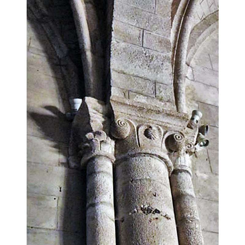 Source caption: "Eglise de la Décollation de Saint-Jean-Baptiste [...] Nef, détail d’un chapiteau sculpté [...] 13e siècle"