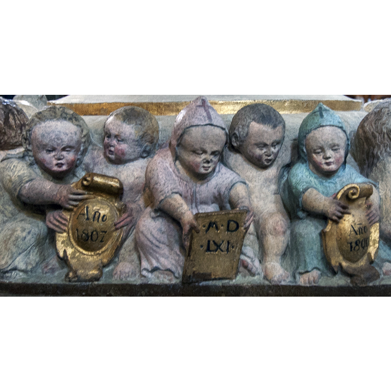 Source caption: " Fuß des Taufsteines der Marienkirche zu Pirna von 1561, Christoph Kramer aus Dresden zugeschrieben" -- children hold the inscribed objects