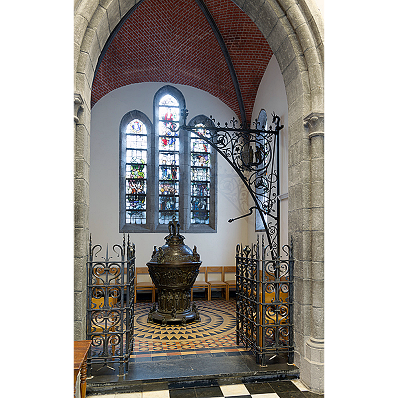 Source caption: "Parochiekerk Onze-Lieve-Vrouwe. Kortrijk. West-Vlaanderen. Belgium. Binnenzicht, de doopkapel, de doopvont." -- replica of the original font destroyed in 1910