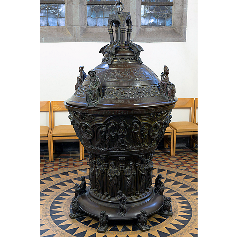 Source caption: "Parochiekerk Onze-Lieve-Vrouwe. Kortrijk. West-Vlaanderen. Belgium. Binnenzicht, de doopkapel, de doopvont." -- replica of the original font destroyed in 1910