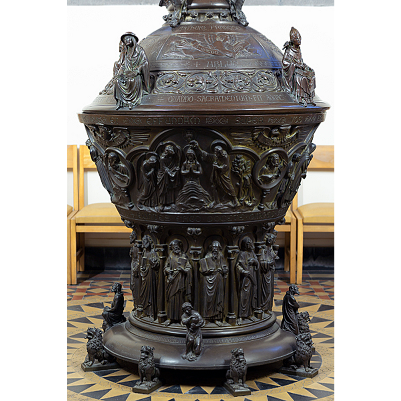 Source caption: "Parochiekerk Onze-Lieve-Vrouwe. Kortrijk. West-Vlaanderen. Belgium. Binnenzicht, de doopkapel, de doopvont." -- replica of the original font destroyed in 1910