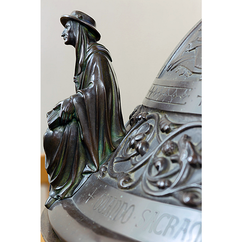 Source caption: "Parochiekerk Onze-Lieve-Vrouwe. Kortrijk. West-Vlaanderen. Belgium. Binnenzicht, de doopkapel, de doopvont." -- replica of the original font destroyed in 1910
