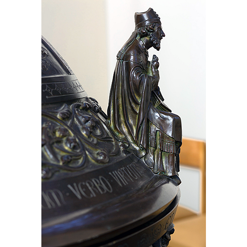 Source caption: "Parochiekerk Onze-Lieve-Vrouwe. Kortrijk. West-Vlaanderen. Belgium. Binnenzicht, de doopkapel, de doopvont." -- replica of the original font destroyed in 1910