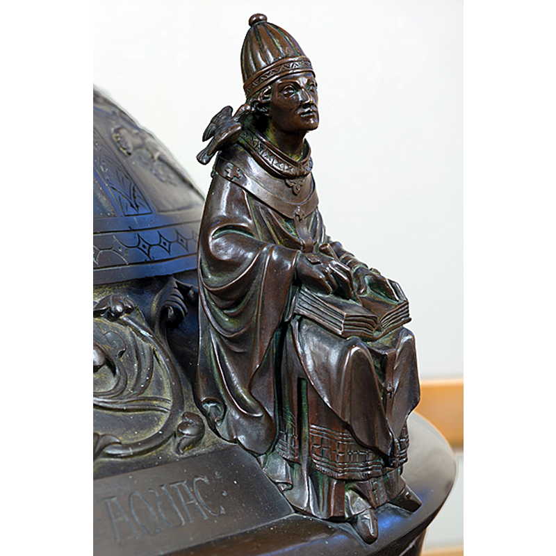 Source caption: "Parochiekerk Onze-Lieve-Vrouwe. Kortrijk. West-Vlaanderen. Belgium. Binnenzicht, de doopkapel, de doopvont." -- replica of the original font destroyed in 1910