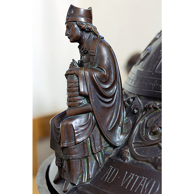 Source caption: "Parochiekerk Onze-Lieve-Vrouwe. Kortrijk. West-Vlaanderen. Belgium. Binnenzicht, de doopkapel, de doopvont." -- replica of the original font destroyed in 1910