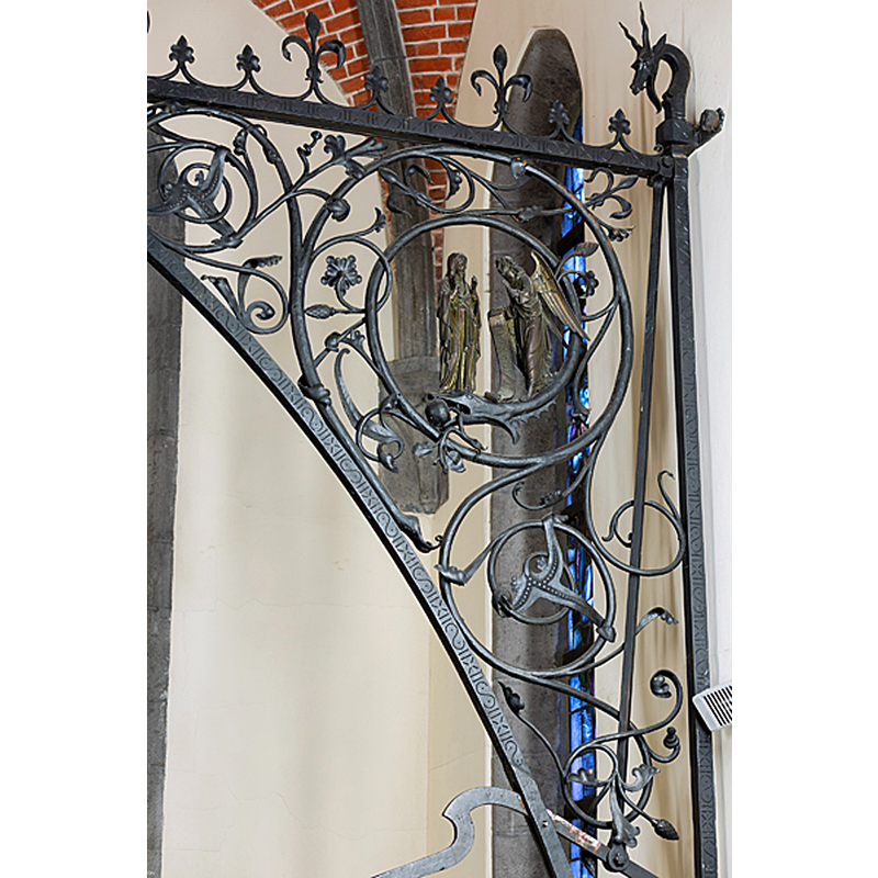 Source caption: "Parochiekerk Onze-Lieve-Vrouwe. Kortrijk. West-Vlaanderen. Belgium. Binnenzicht, de doopkapel, de doopvont." -- replica of the original font destroyed in 1910