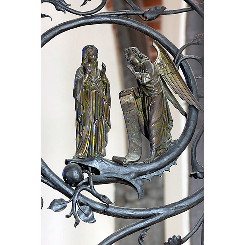 Source caption: "Parochiekerk Onze-Lieve-Vrouwe. Kortrijk. West-Vlaanderen. Belgium. Binnenzicht, de doopkapel, de doopvont." -- replica of the original font destroyed in 1910