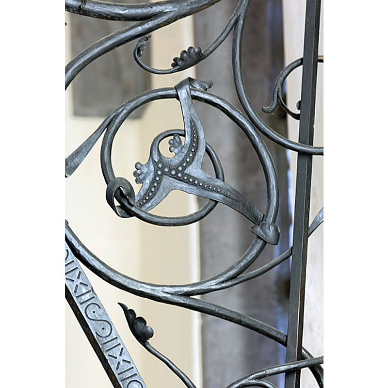 Source caption: "Parochiekerk Onze-Lieve-Vrouwe. Kortrijk. West-Vlaanderen. Belgium. Binnenzicht, de doopkapel, de doopvont." -- replica of the original font destroyed in 1910