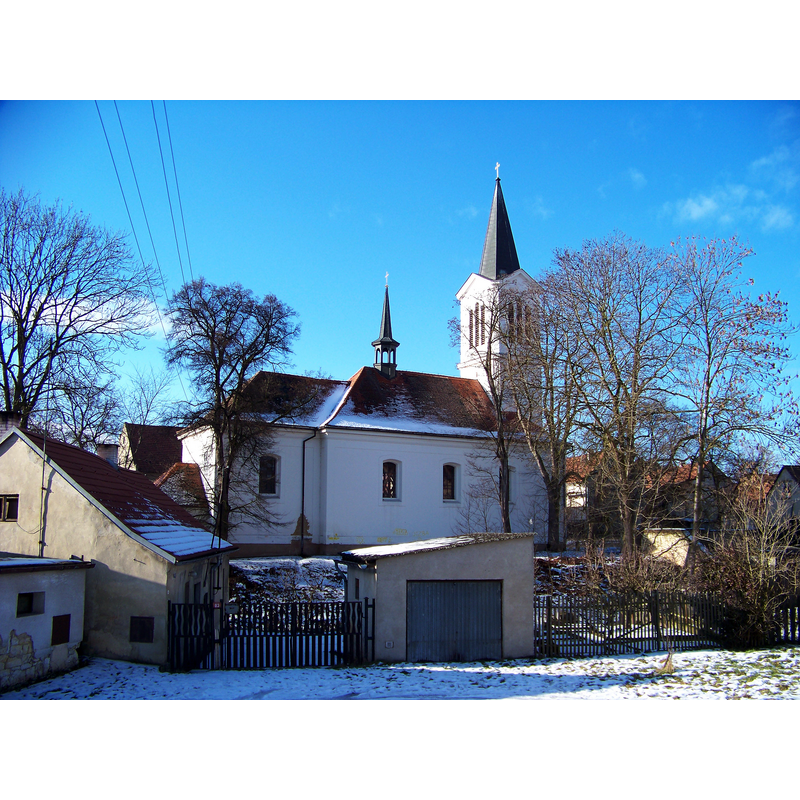 Source caption: "Mutějovice, okres Rakovník. Kostel svatého Václava, pohled z ulice Na Rybníčku."
