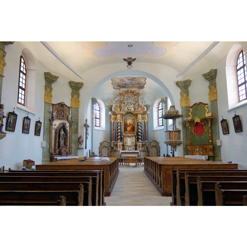 Source caption: "Source caption: "Boží Dar / Gottesgab: Kirche St.Anna. Bereits im 16.Jahrhundert befand sich eine Kapelle aus Holz im Ort. Im Jahr 1593 entstand eine Kirche aus Stein zu der in den Jahren 1605 bis 1607 ein Turm angefügt wurde. Nach einem Brand entstand eine spätbarocke Kirche nach Entwürfen des Prager Architekten Philip Heger. Nach umfassender Sanierung wurde die Kirche 2021 im Juli geweiht."
