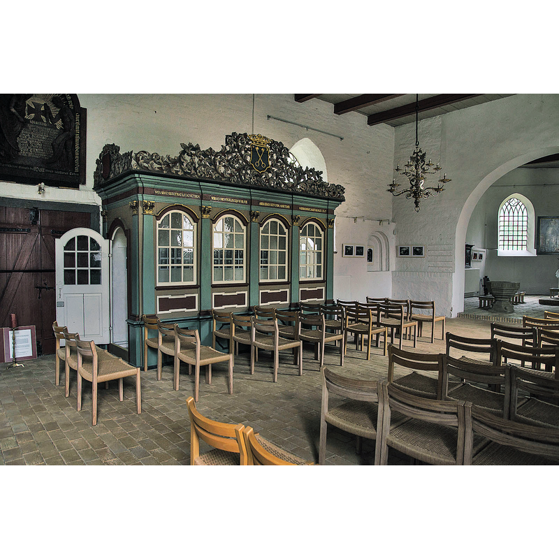 Source caption: "Blick auf den Beichtstuhl an der Nordseite" -- showing the baptismal font at the far end, inside the chancel