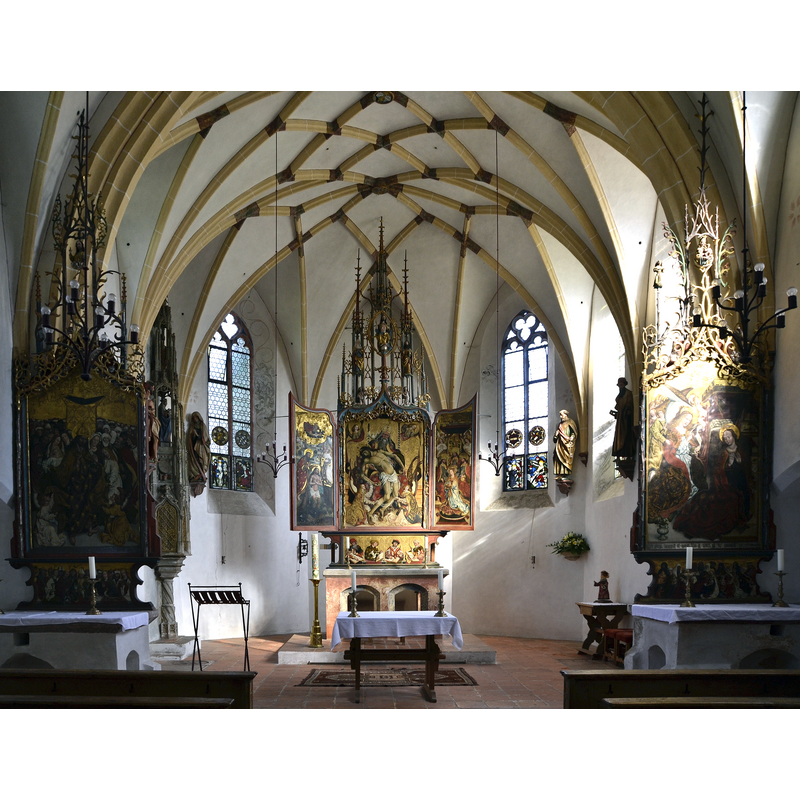 Source caption: "Der Altarraum im Inneren der Schlosskapelle Blutenburg in München."