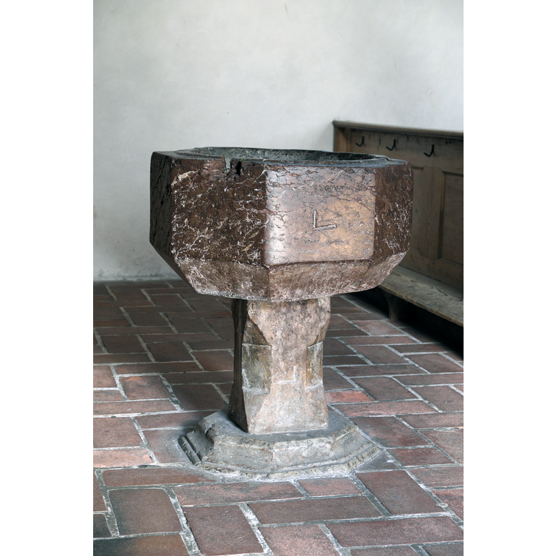 Source caption: "Schlosskapelle Hl. Dreifaltigkeit des Schlosses Blutenburg in Obermenzing im Stadtbezirk Pasing-Obermenzing München (Bayern/Deutschland), Taufbecken"