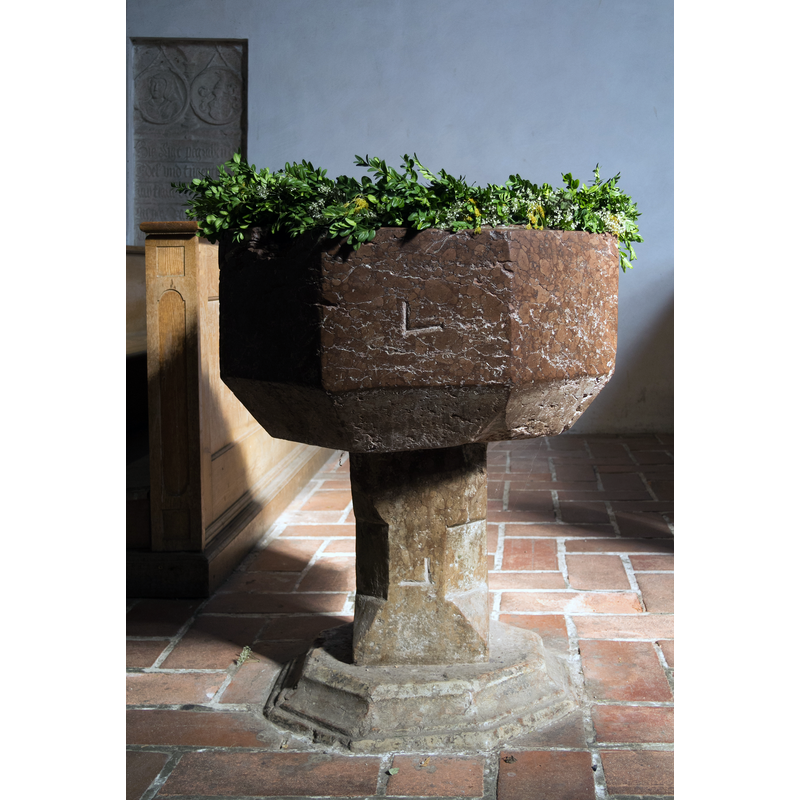 Source caption: "Taufbecken der Schlosskapelle Blutenburg."