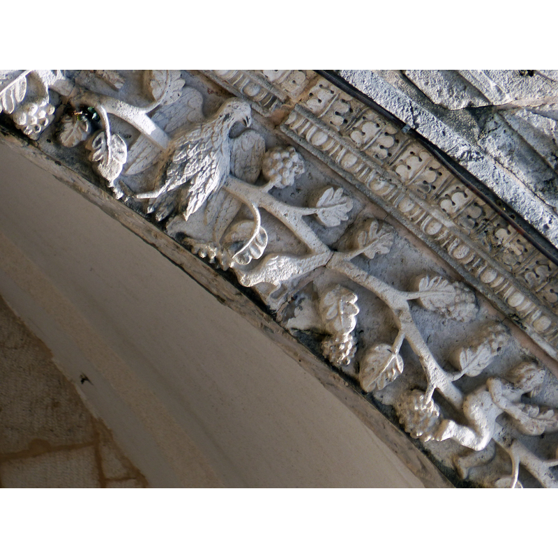 Source caption: "Kotor ( Montenegro ). Kathedrale: Adler und Weinranken an der Fassade (17. Jhdt.)"