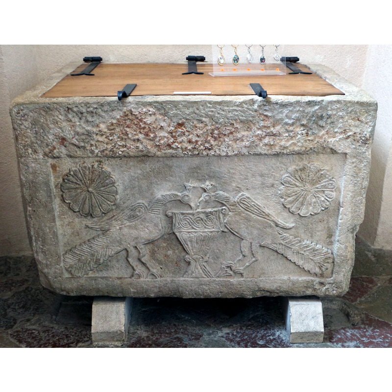 Source caption: "Fonte battesimale del IX sec." -- the baptismal font in the cathedral museum