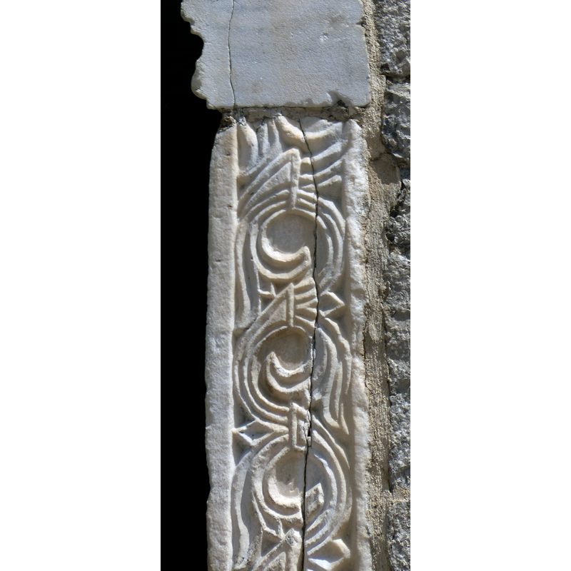 Source caption: "Kotor ( Montenegro ). Lukaskirche ( 1195 ) - Fassade: Frühromanisches Türgewände ( 10. Jhdt. ) aus einer Vorgängerkirche."