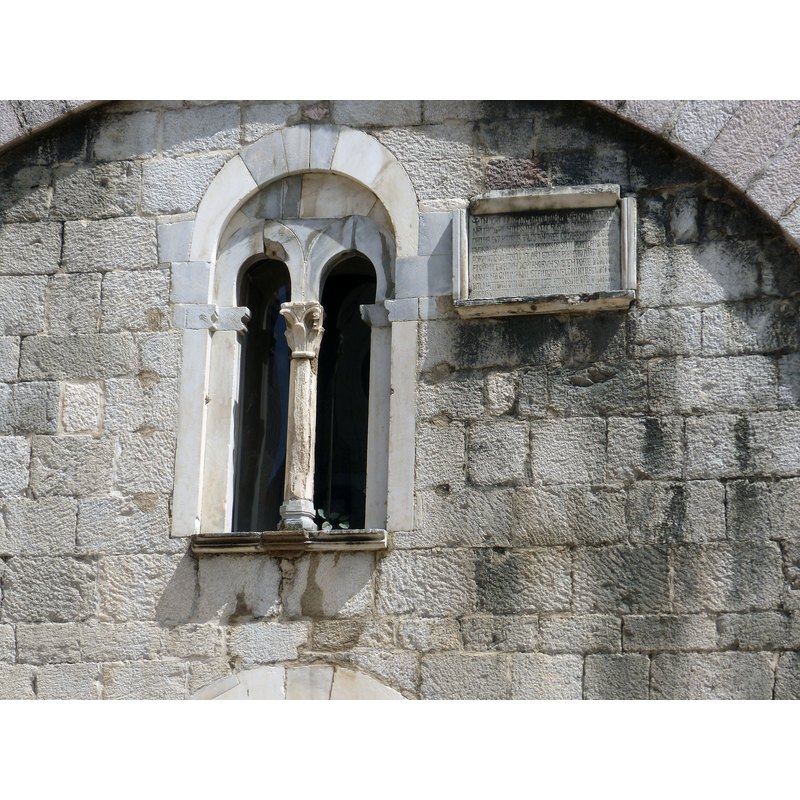 Source caption: "Kotor ( Montenegro ). Lukaskirche ( 1195 ) - Fassade: Romanisches Fenster"