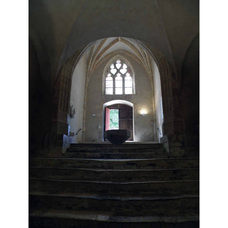 Source caption: "Saint-Romain (Côte-d'Or, Bourgogne, France). Église Saint-Romain, Saint-Romain Haut." -- showing the font in the background, inside the entranceway or narthex