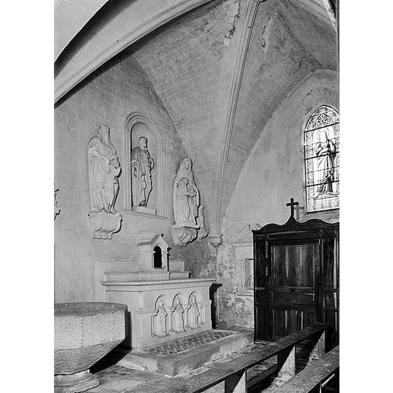 showing a partial view of the font (bottom-left corner of the image) in an earlier location: "Vue de la chapelle droite"