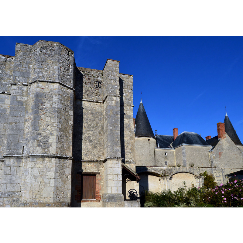 Source caption: "Adossés au mur d'enceinte du château, les vestiges de l'ancienne église Saint-Pierre-aux-Liens."