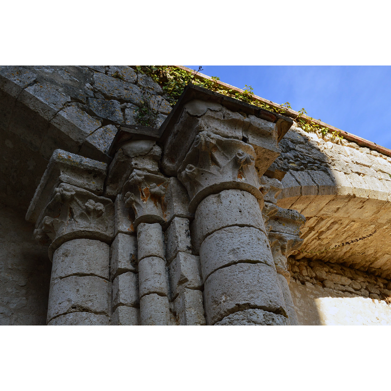 Source caption: "Chapiteaux ornant les colonnes du mur Nord"